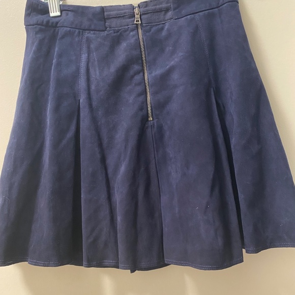 Alice + Olivia Navy Pleated Suede Skirt Size 2 - Picture 3 of 3